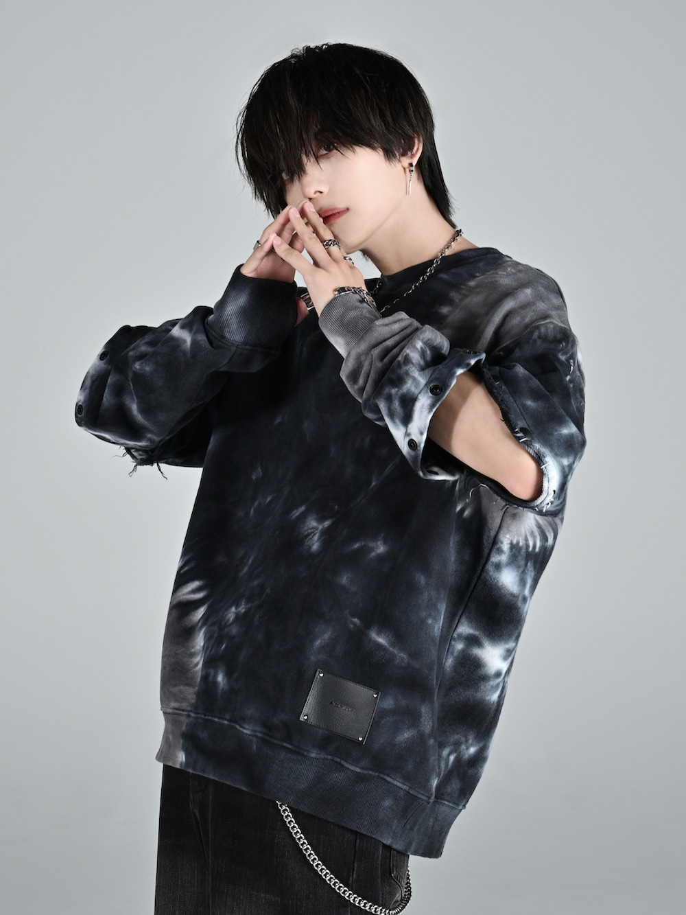 ブラック系のデニムパンツ、ブラック系のショルダーバッグ、ブラック系のローファーを着用したメンズの秋コーディネートの4枚目の写真