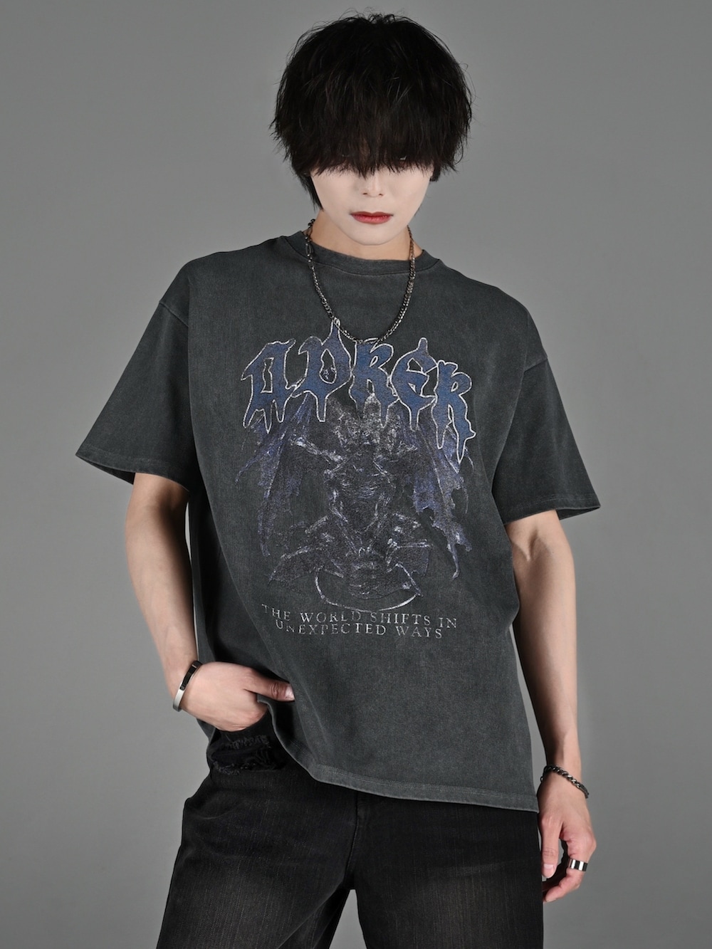 ブラック系のスニーカー、ブラック系のショルダーバッグ、グレー系のTシャツ/カットソーを着用したメンズの春コーディネートの3枚目の写真