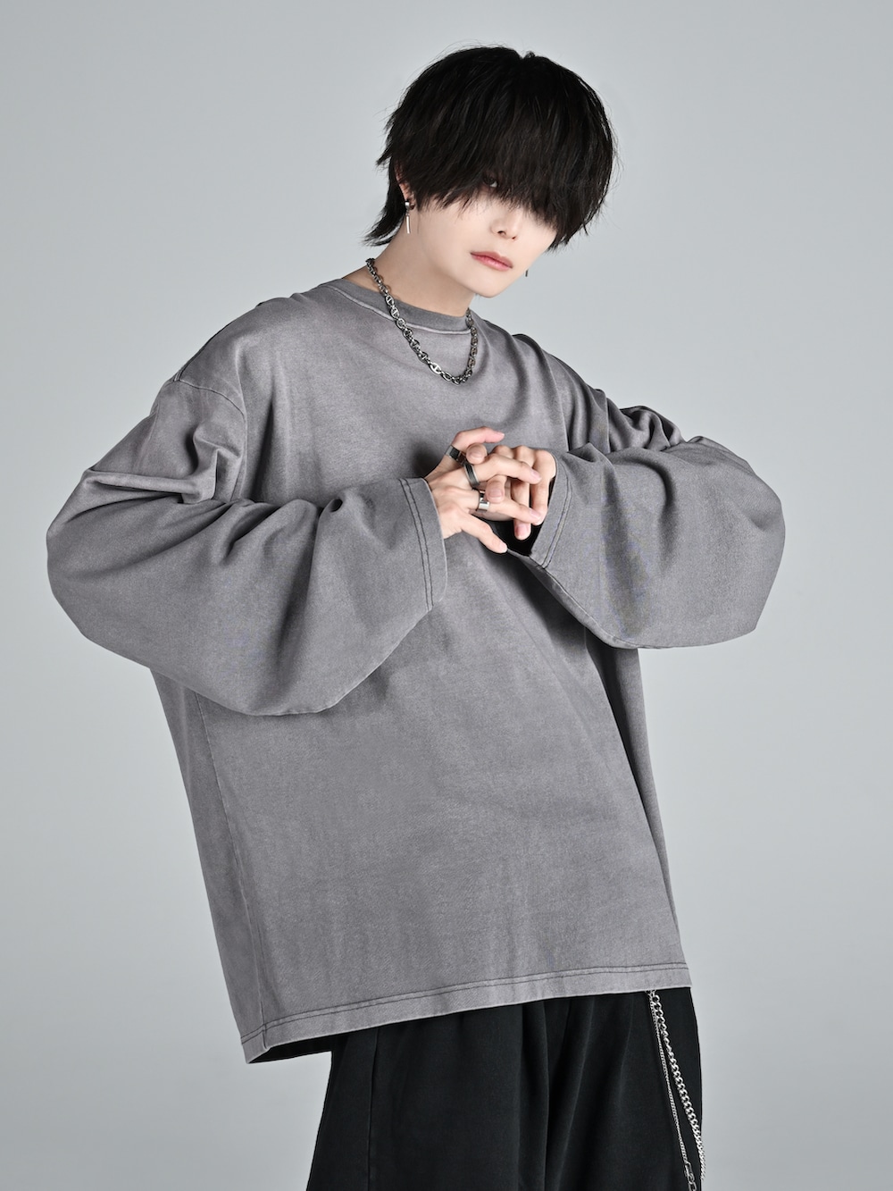 ブラック系のスウェットパンツ、ホワイト系のスニーカー、グレー系のTシャツ/カットソーを着用したメンズの秋コーディネートの3枚目の写真