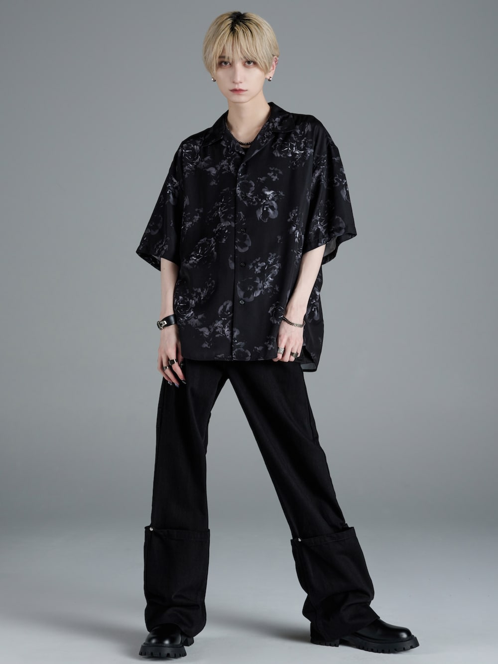 ホワイト系のタンクトップ、ブラック系のカーゴパンツ、ブラック系のショルダーバッグを着用したメンズの夏コーディネートの5枚目の写真