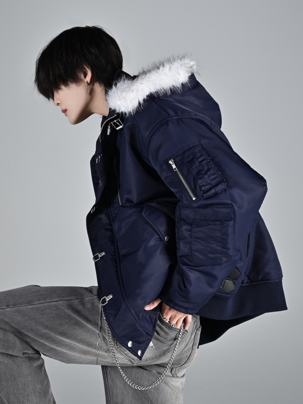 ブラック系のブルゾン、ブラック系のデニムパンツ、ブラック系のショルダーバッグを着用したメンズの秋コーディネートの4枚目の写真