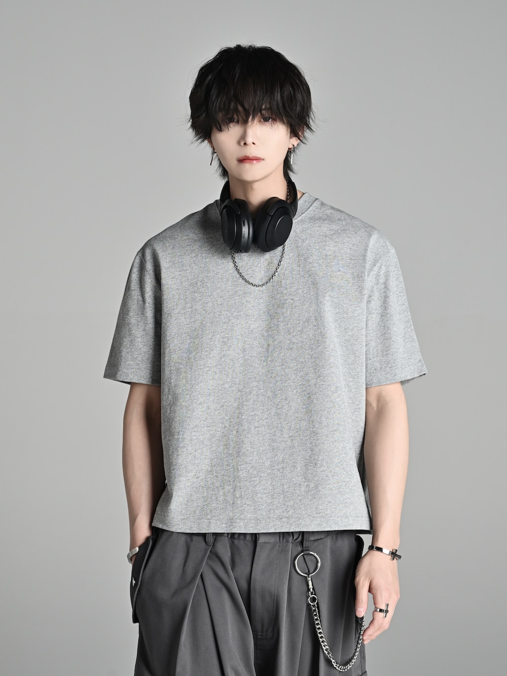 グレー系のTシャツ/カットソー、ブラック系のデニムパンツ、ブラウン系のブーツを着用したメンズの春コーディネートの5枚目の写真