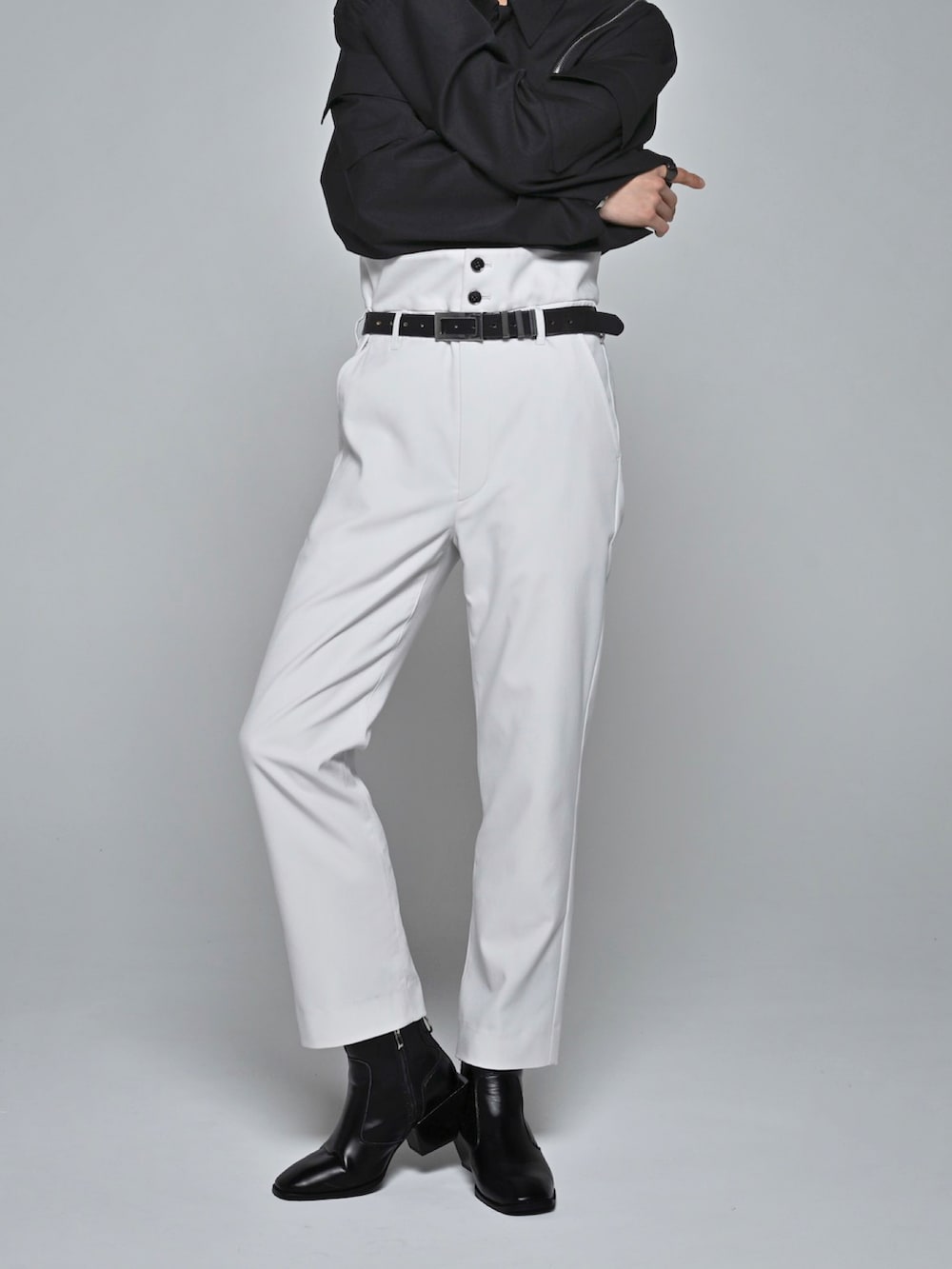 ブラック系のブーツ、ブラック系のその他アウター、グレー系のスラックスを着用したメンズの冬コーディネートの4枚目の写真