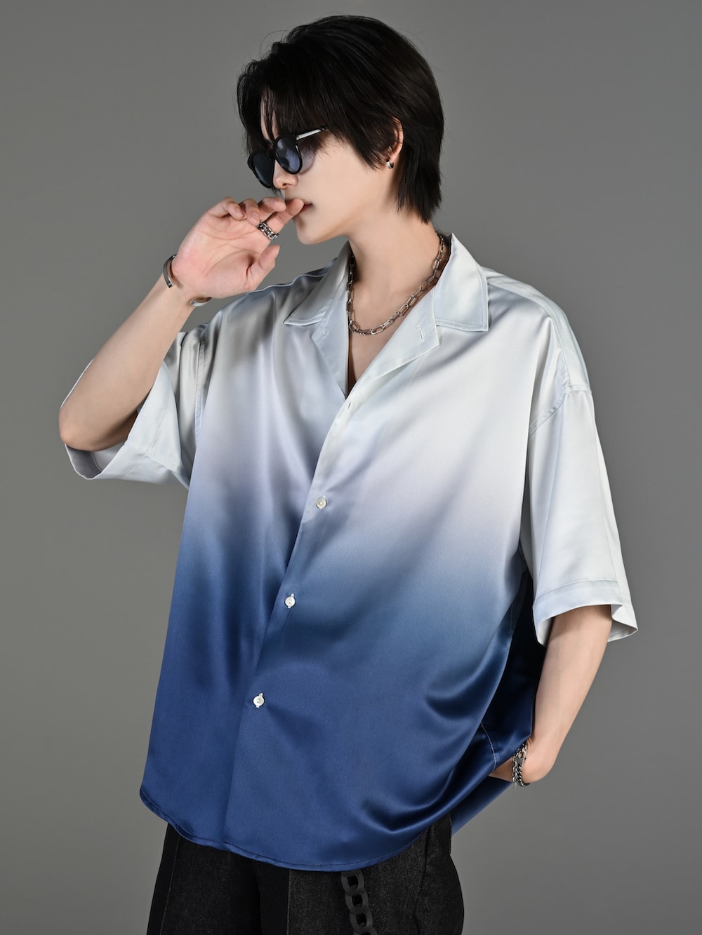 ブラック系のその他パンツ、ブラック系のブーツ、ブルー系のシャツ/ブラウスを着用したメンズの春コーディネートの2枚目の写真