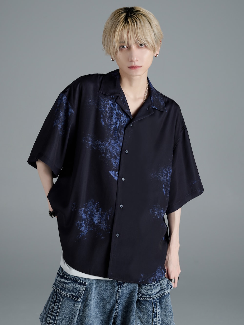 ブラック系のスラックス、ブラック系のショルダーバッグ、ブラック系のシャツ/ブラウスを着用したメンズの春コーディネートの4枚目の写真