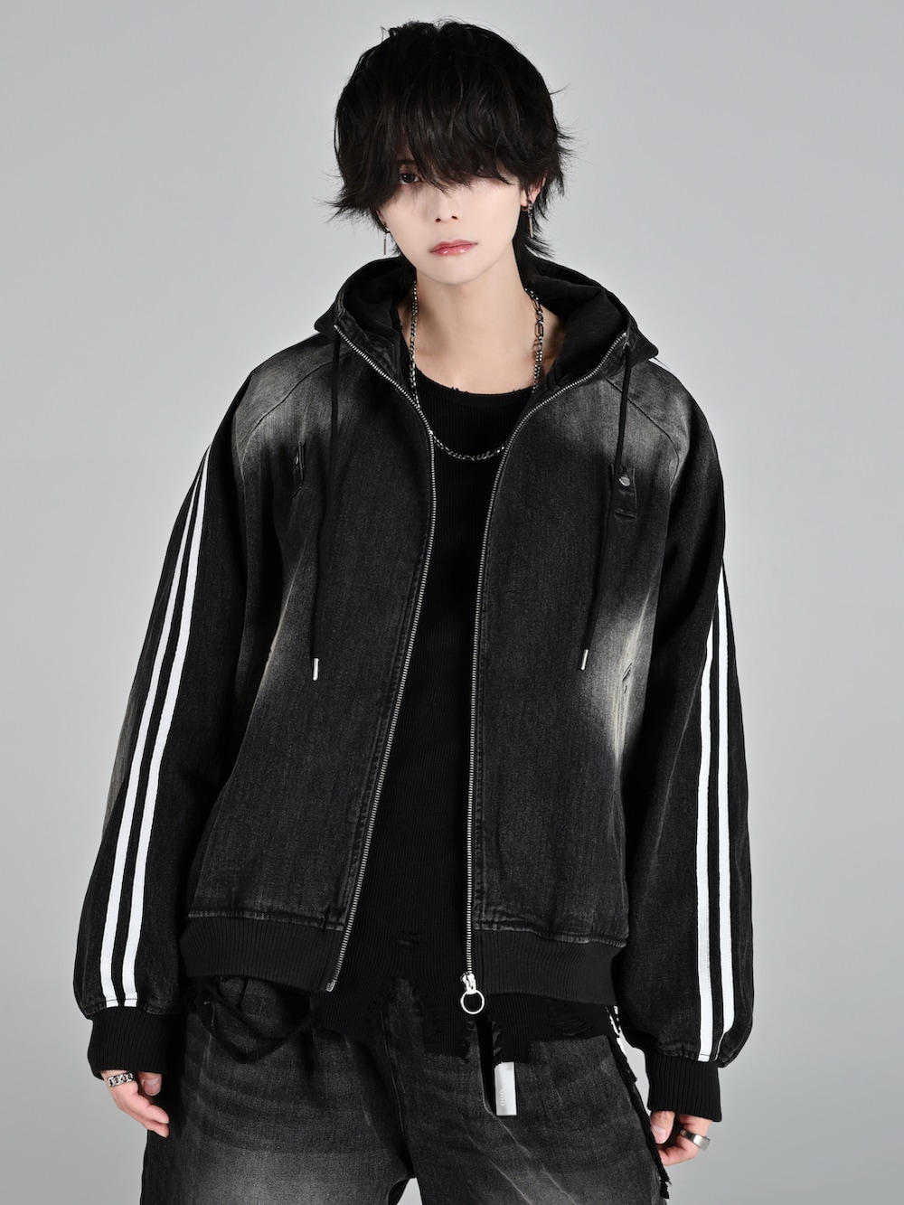 ベージュ系のブーツ、ブラック系のブルゾン、ブラック系のその他パンツを着用したメンズの冬コーディネートの2枚目の写真