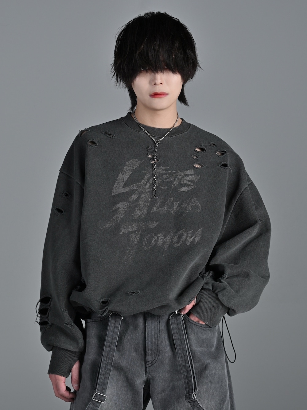 グレー系のデニムパンツ、グレー系のスウェット、ブラック系のショルダーバッグを着用したメンズの春コーディネートの3枚目の写真