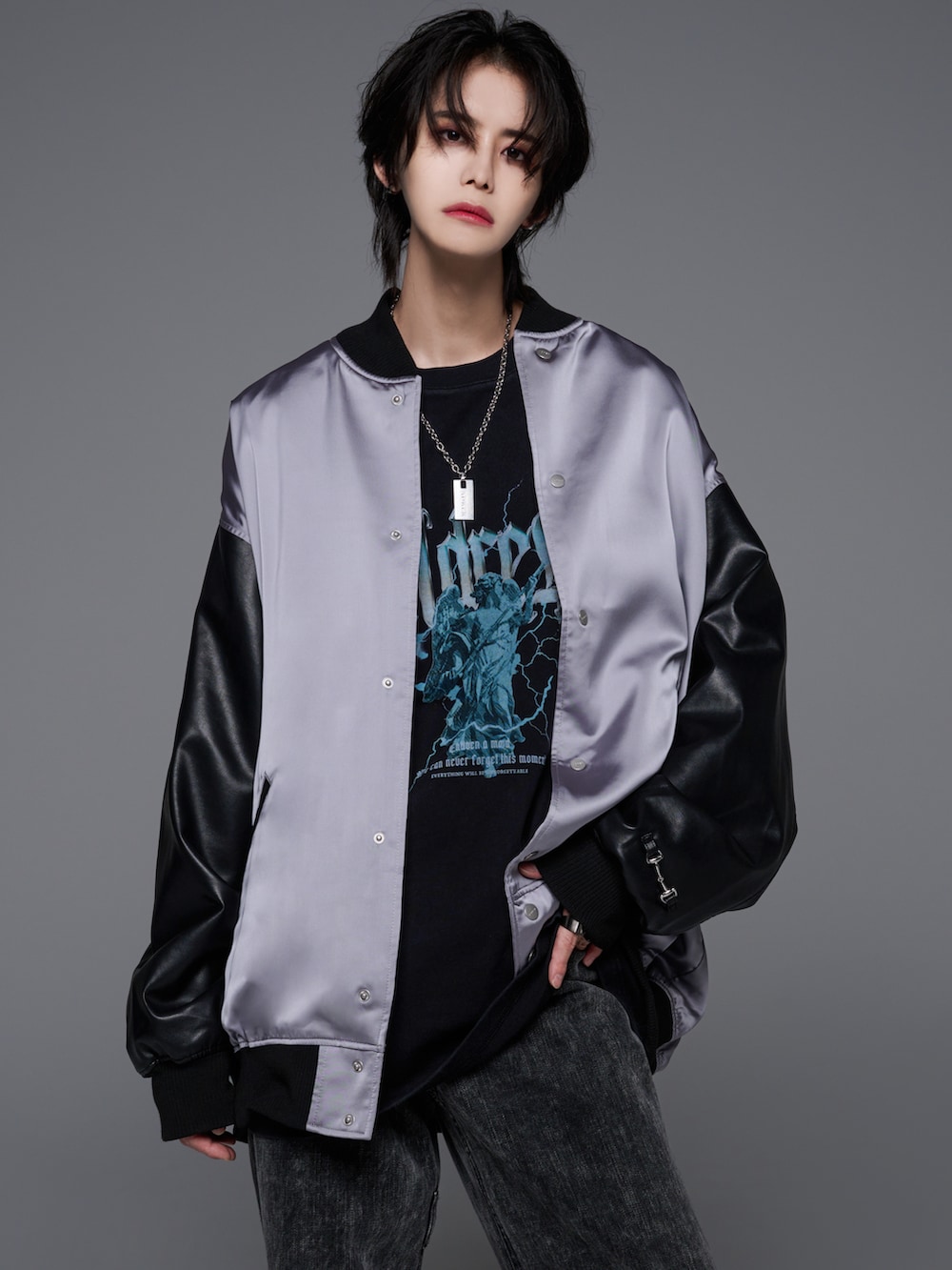 ブラック系のスニーカー、シルバー系のスタジャン、ブラック系のデニムパンツを着用したメンズの夏コーディネートの4枚目の写真