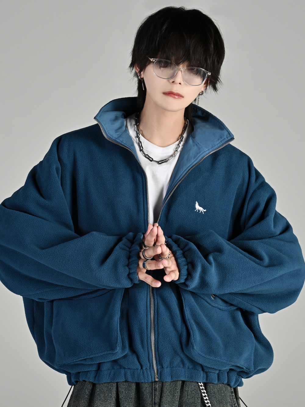 ブルー系のその他パンツ、ホワイト系のスニーカー、ブルー系のブルゾンを着用したメンズの秋コーディネートの2枚目の写真