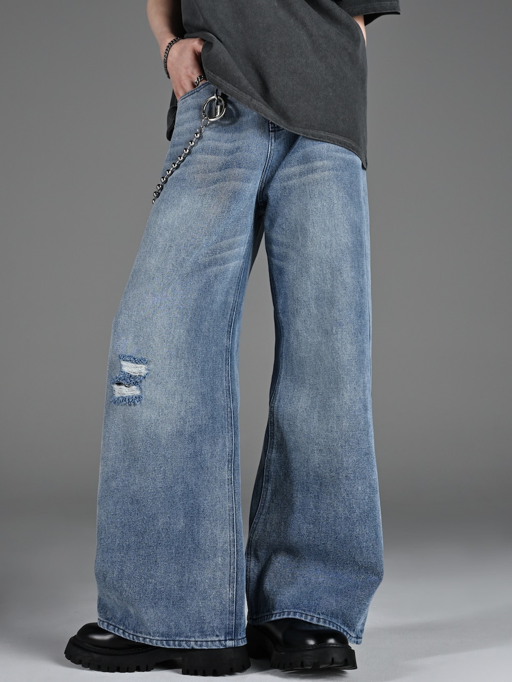 ホワイト系のスニーカー、グレー系のTシャツ/カットソー、ブルー系のデニムパンツを着用したメンズの春コーディネートの4枚目の写真