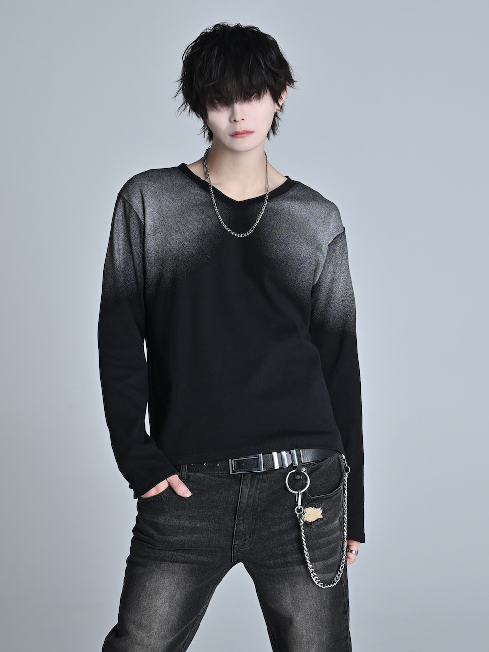 ブラック系のTシャツ/カットソー、ブルー系のデニムパンツ、ブラック系のショルダーバッグを着用したメンズの春コーディネートの4枚目の写真