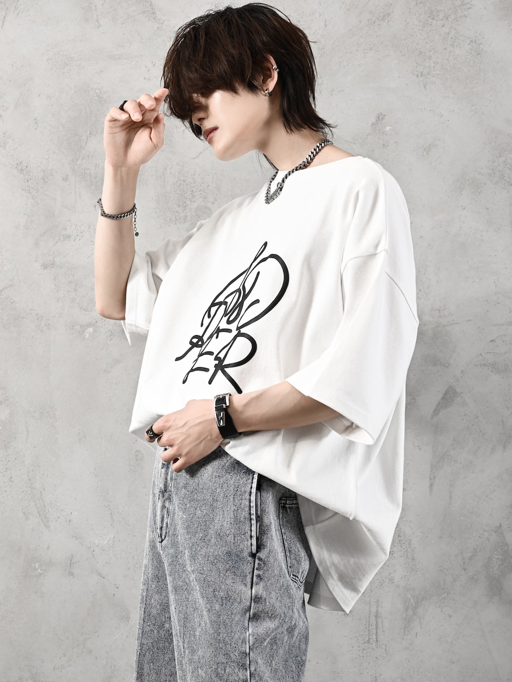 ブラック系のショルダーバッグ、ホワイト系のTシャツ/カットソー、ブルー系のその他パンツを着用したメンズの春コーディネートの4枚目の写真