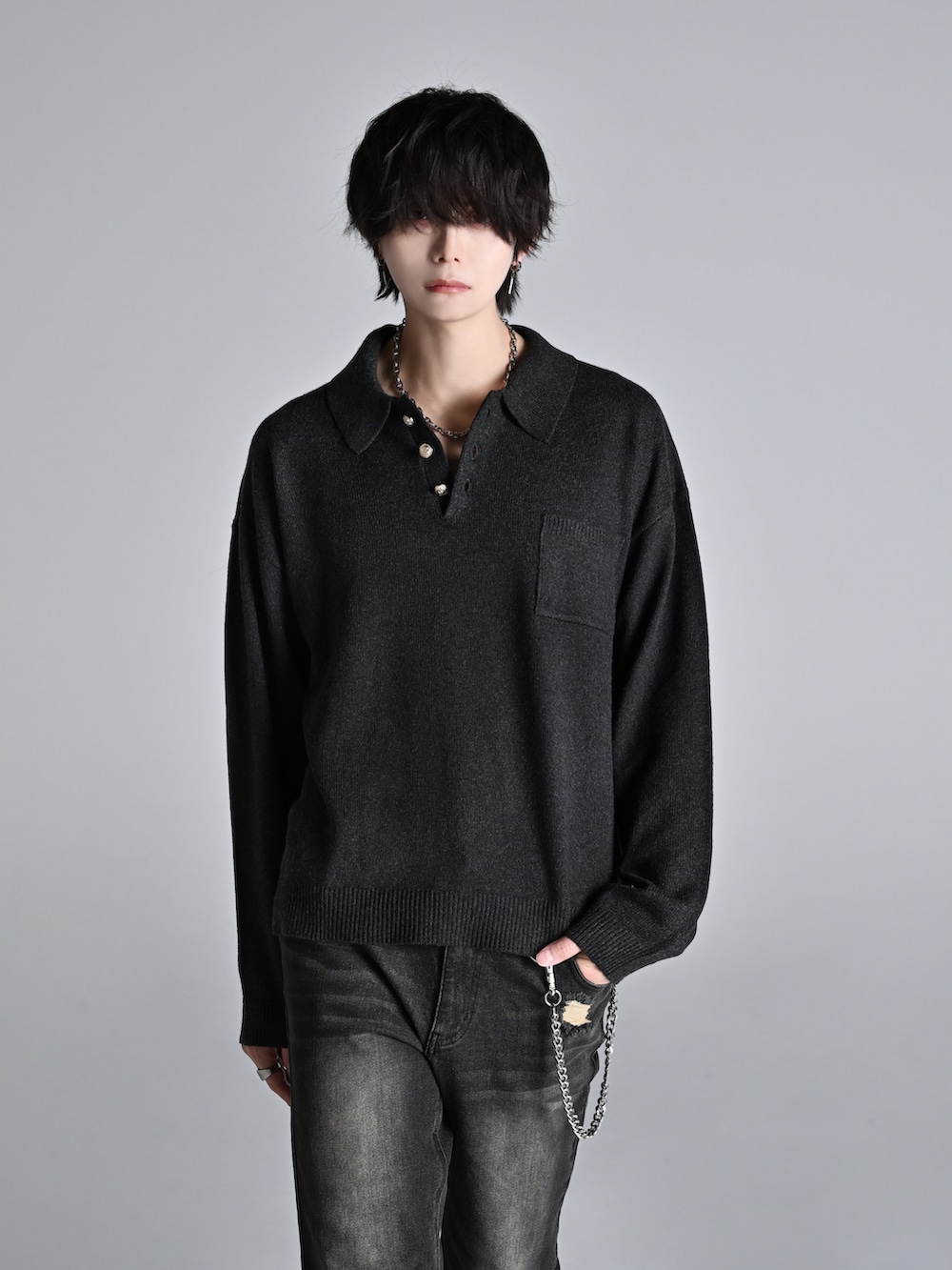 ブラック系のショルダーバッグ、ブラック系のローファー、ブラック系のショルダーバッグを着用したメンズの冬コーディネートの2枚目の写真