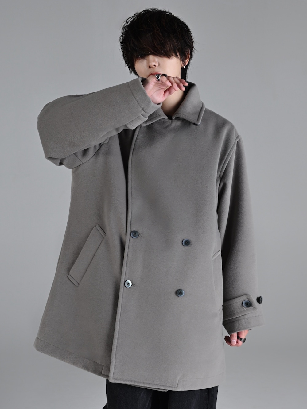 ブラック系のブーツ、グレー系のその他アウター、ブラック系のデニムパンツを着用したメンズの秋コーディネートの5枚目の写真