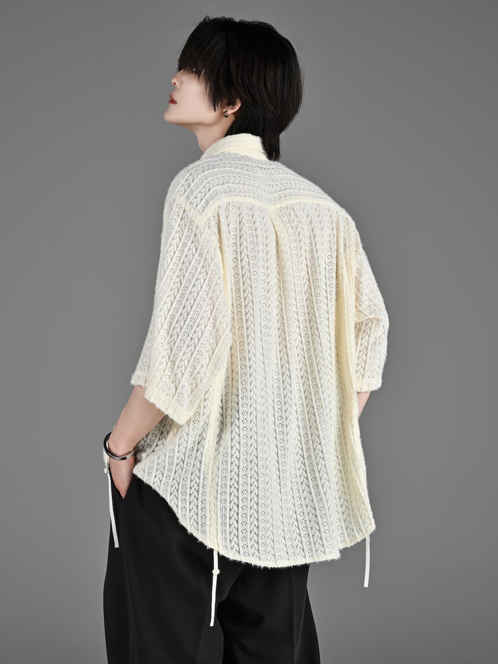 ブラック系のスニーカー、ホワイト系のシャツ/ブラウス、ブラック系のスラックスを着用したメンズの春コーディネートの4枚目の写真