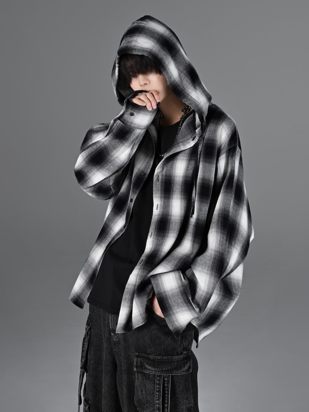 ブルー系のデニムパンツ、ホワイト系のスニーカー、グレー系のタンクトップを着用したメンズの冬コーディネートの3枚目の写真