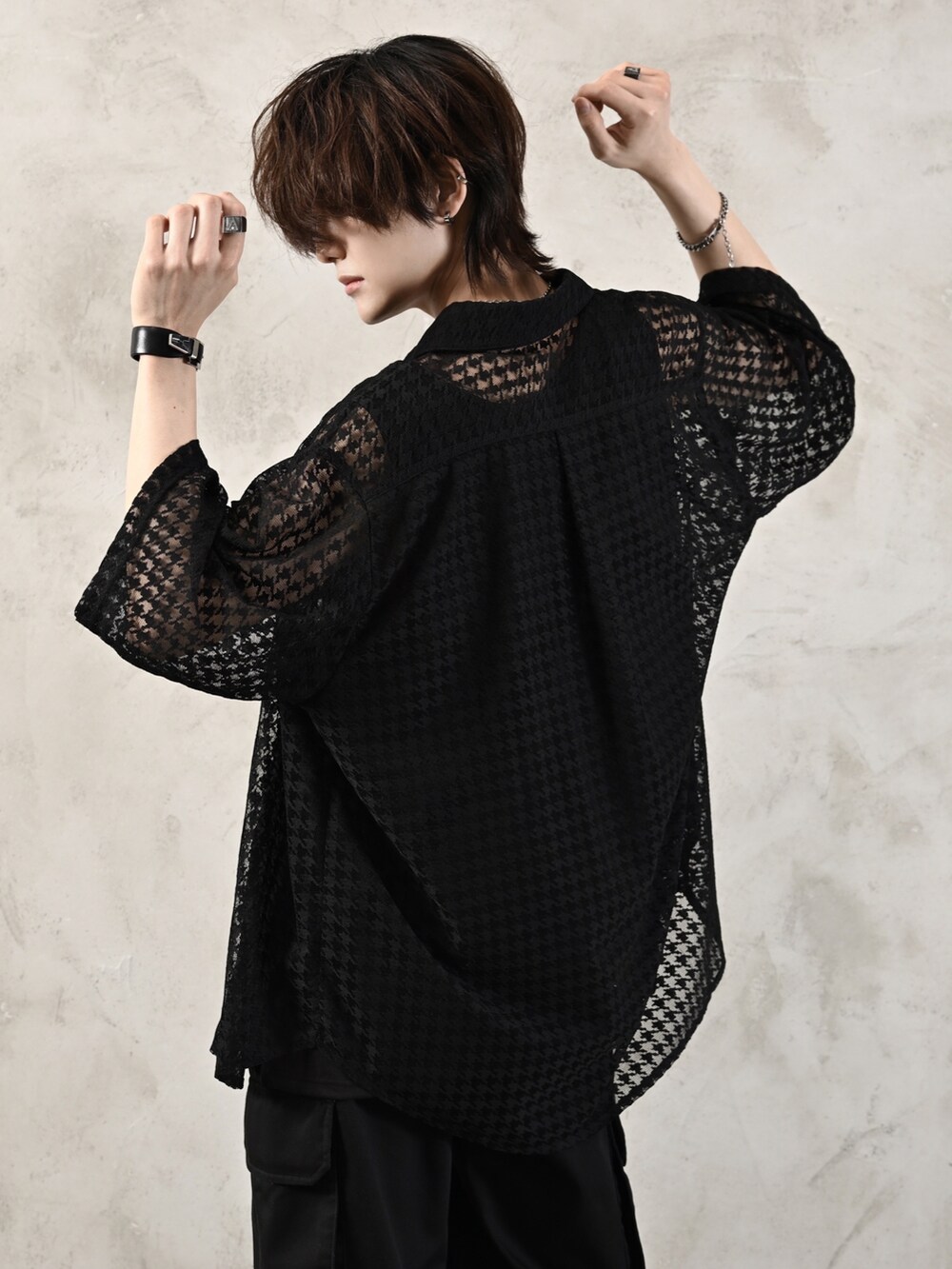 ブラック系のタンクトップ、ブラック系のブーツ、ブラック系のショルダーバッグを着用したメンズの春コーディネートの4枚目の写真