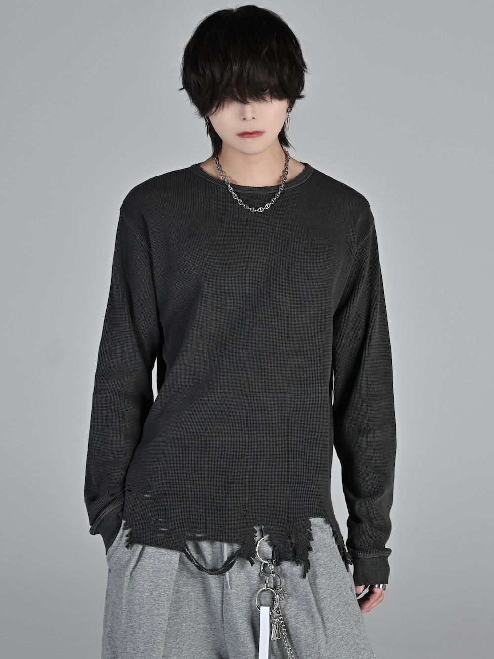 ベージュ系のブーツ、ブラック系のカーゴパンツ、ブラック系のTシャツ/カットソーを着用したメンズの秋コーディネートの4枚目の写真