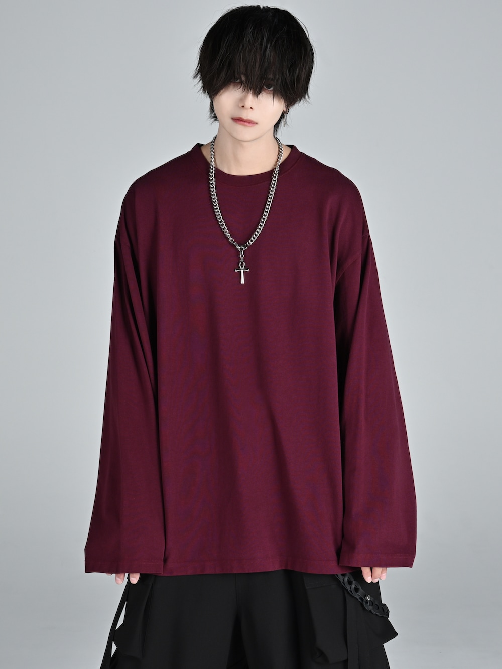 ベージュ系のブーツ、ブルー系のその他パンツ、グレー系のTシャツ/カットソーを着用したメンズの秋コーディネートの3枚目の写真