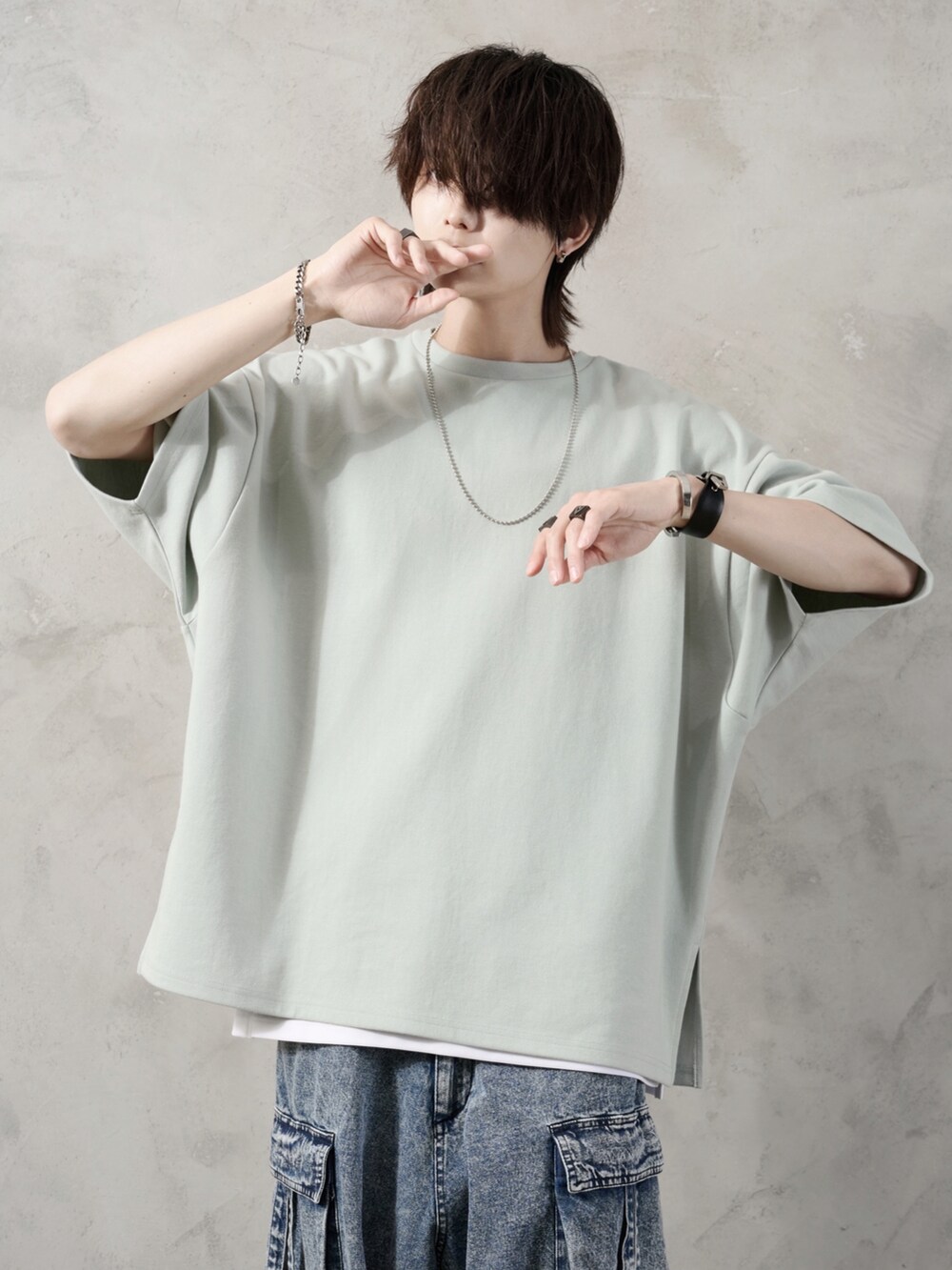 ホワイト系のタンクトップ、ブルー系のカーゴパンツ、グリーン系のTシャツ/カットソーを着用したメンズの春コーディネートの2枚目の写真