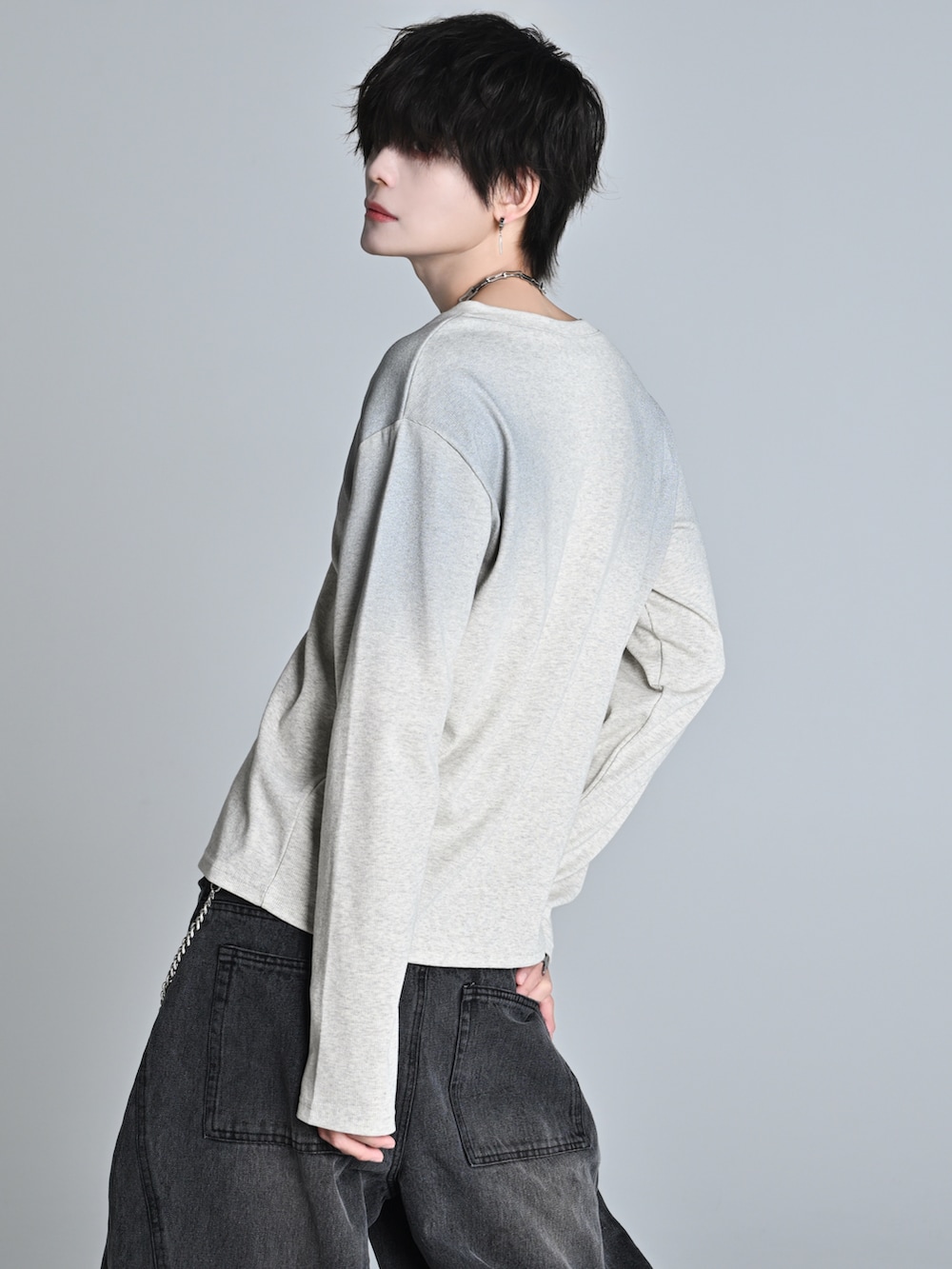 グレー系のTシャツ/カットソー、ブラック系のショルダーバッグ、ブラウン系のブーツを着用したメンズの春コーディネートの3枚目の写真