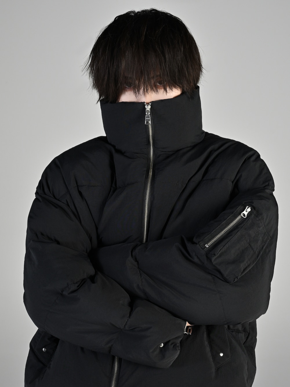 ブラック系のTシャツ/カットソー、ブラック系のデニムパンツ、ブラック系のブーツを着用したメンズの秋コーディネートの3枚目の写真