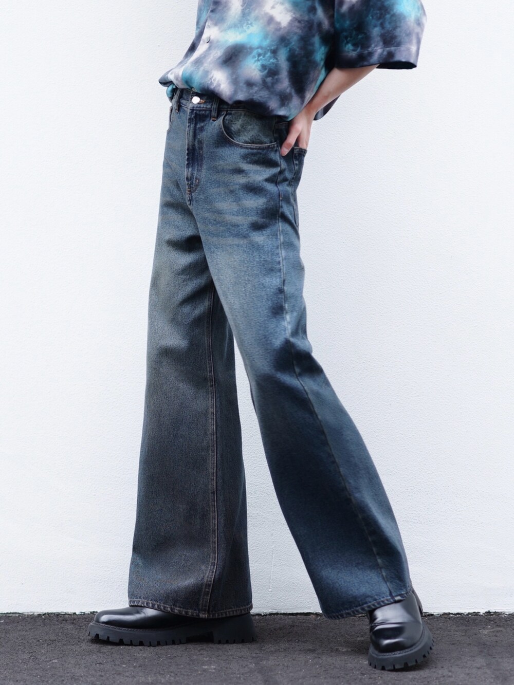 ブラック系のブーツ、ブルー系のシャツ/ブラウス、ブルー系のデニムパンツを着用したメンズの春コーディネートの4枚目の写真