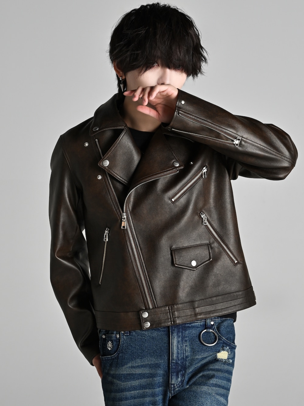 ブラウン系のブルゾン、ブラック系のローファー、ブラック系のデニムパンツを着用したメンズの冬コーディネートの2枚目の写真