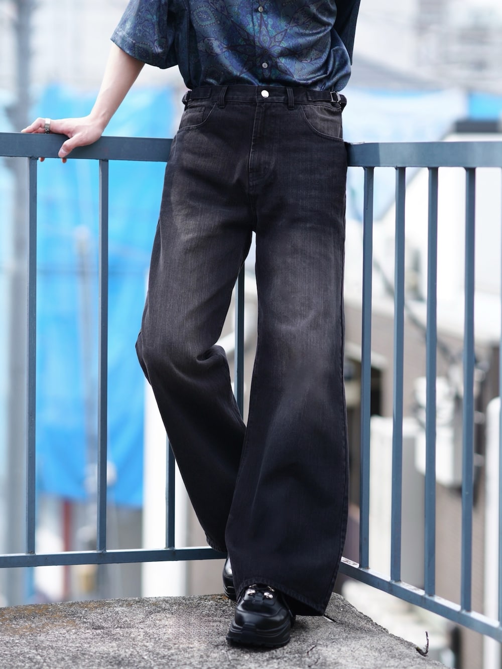 ブラック系のスニーカー、ブルー系のシャツ/ブラウス、ブラック系のデニムパンツを着用したメンズの春コーディネートの4枚目の写真