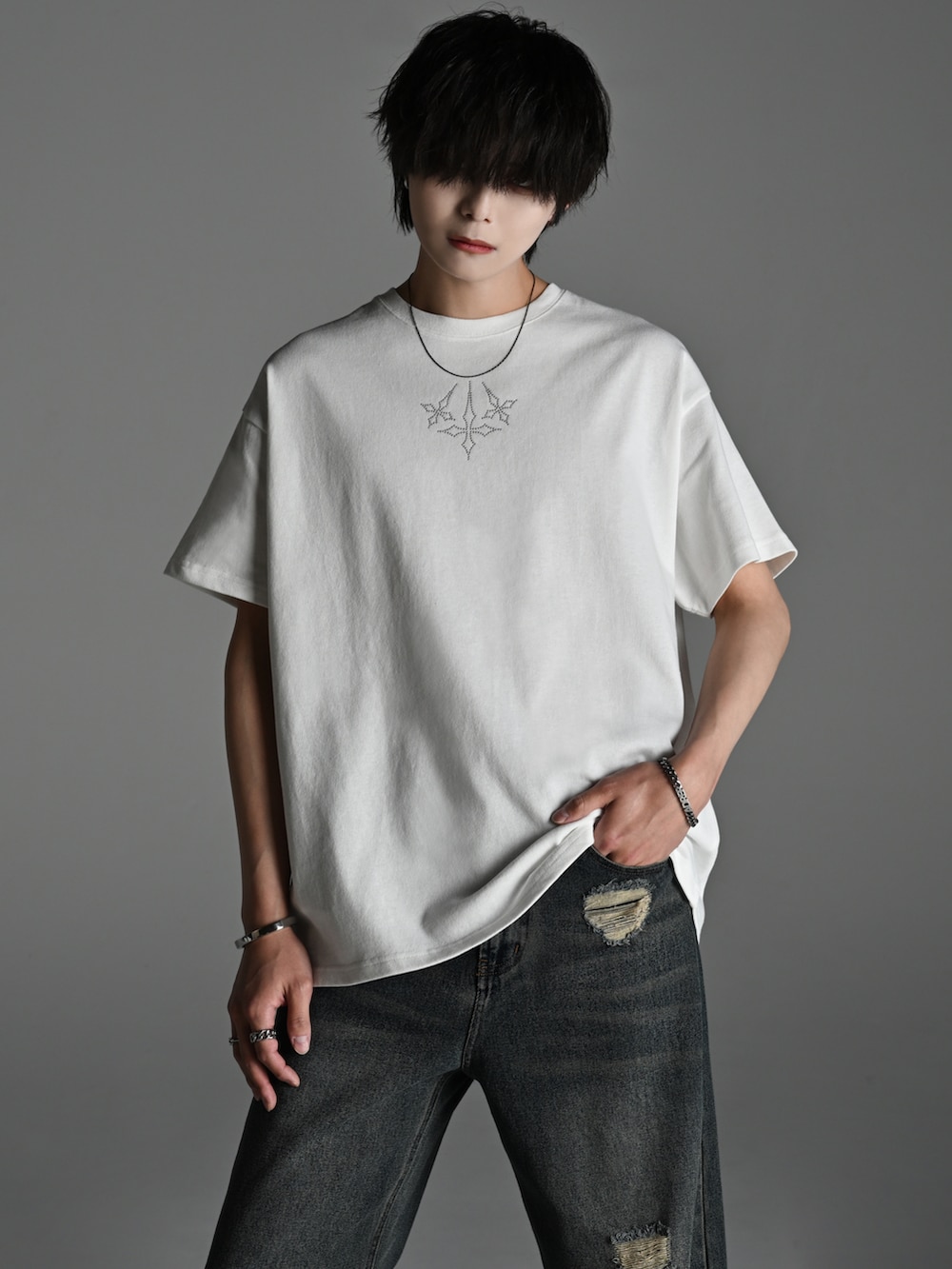 ブラック系のブーツ、ホワイト系のTシャツ/カットソー、ブルー系のデニムパンツを着用したメンズの春コーディネートの2枚目の写真