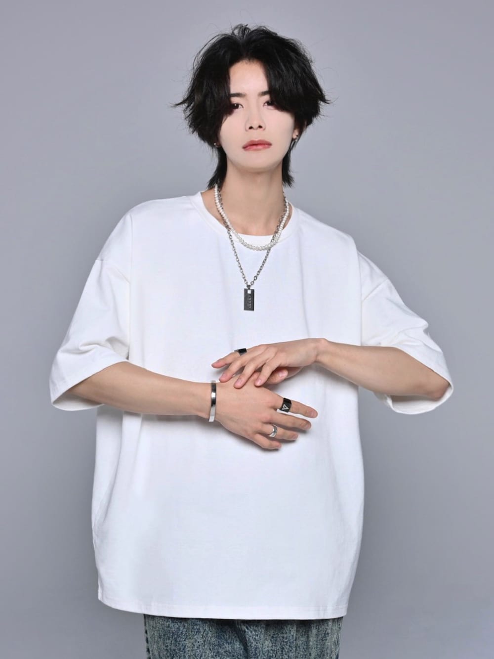 ホワイト系のスニーカー、ベージュ系のデニムパンツ、ホワイト系のTシャツ/カットソーを着用したメンズの春コーディネートの3枚目の写真