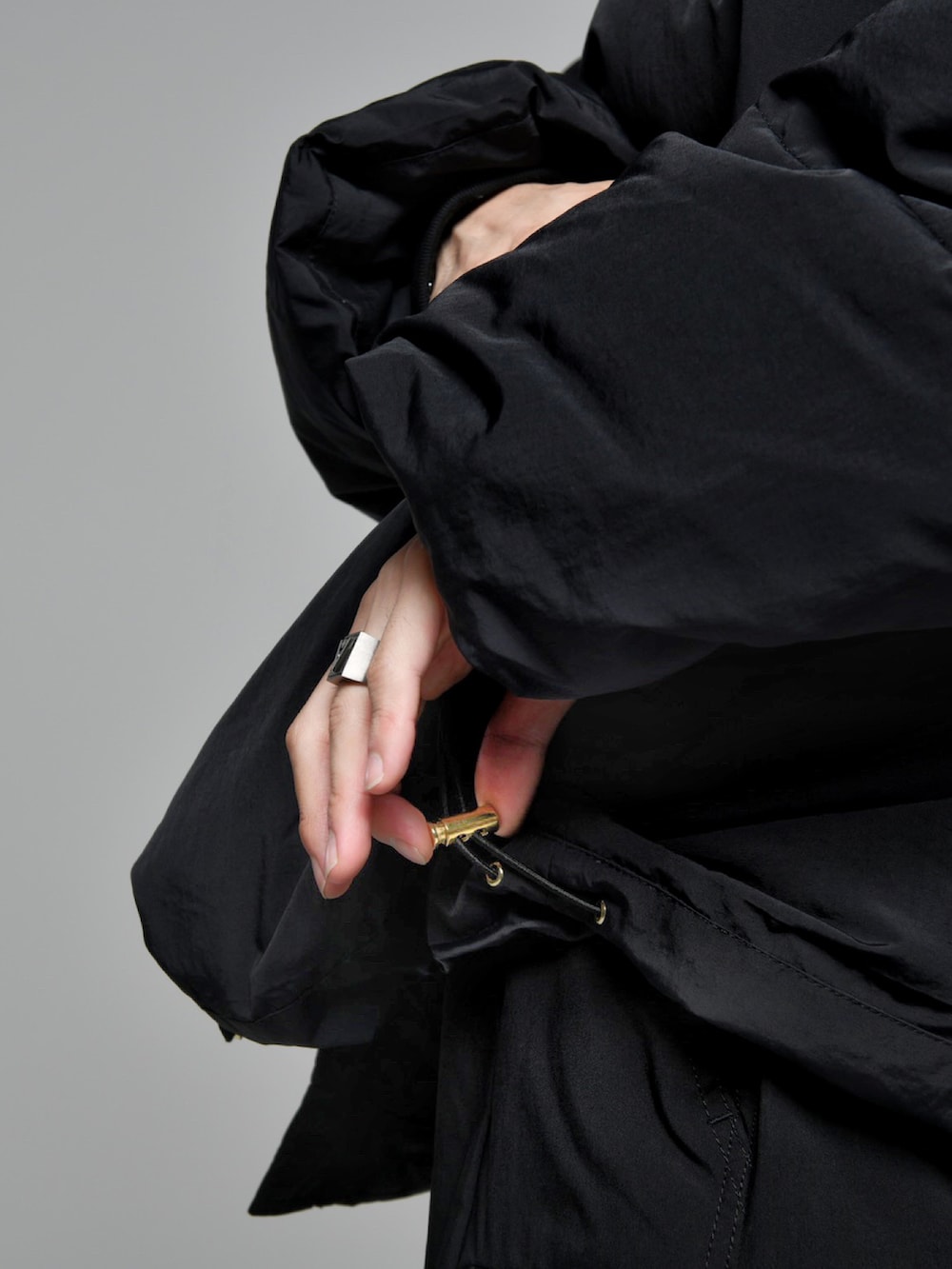 ブラック系のカーゴパンツ、ブラック系のブーツ、ブラック系のTシャツ/カットソーを着用したメンズの秋コーディネートの2枚目の写真