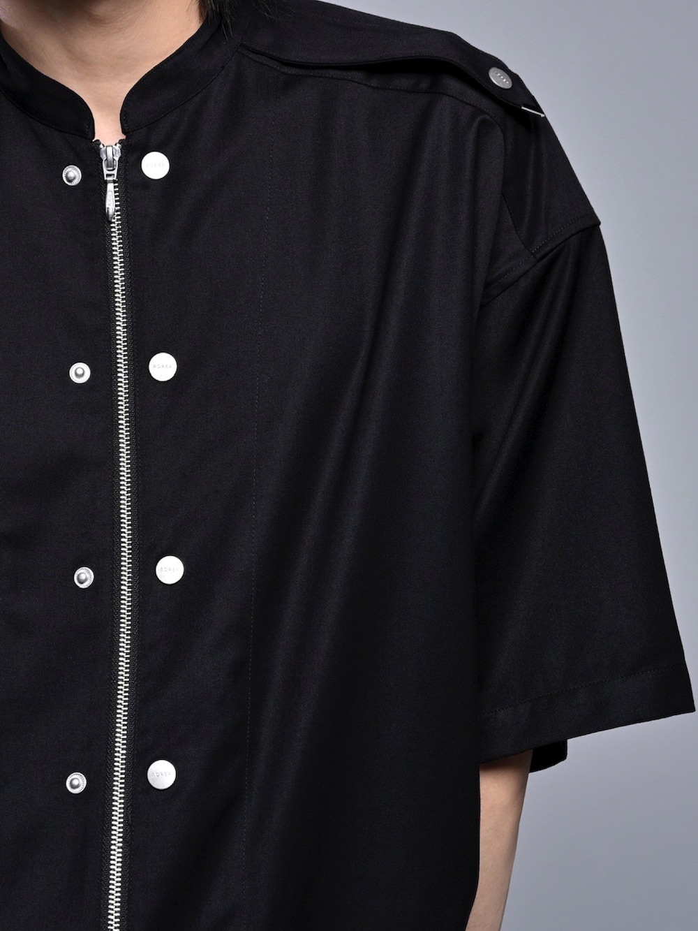 ブラック系のその他パンツ、ブラック系のブーツ、ブラック系のミリタリージャケットを着用したメンズの夏コーディネートの4枚目の写真