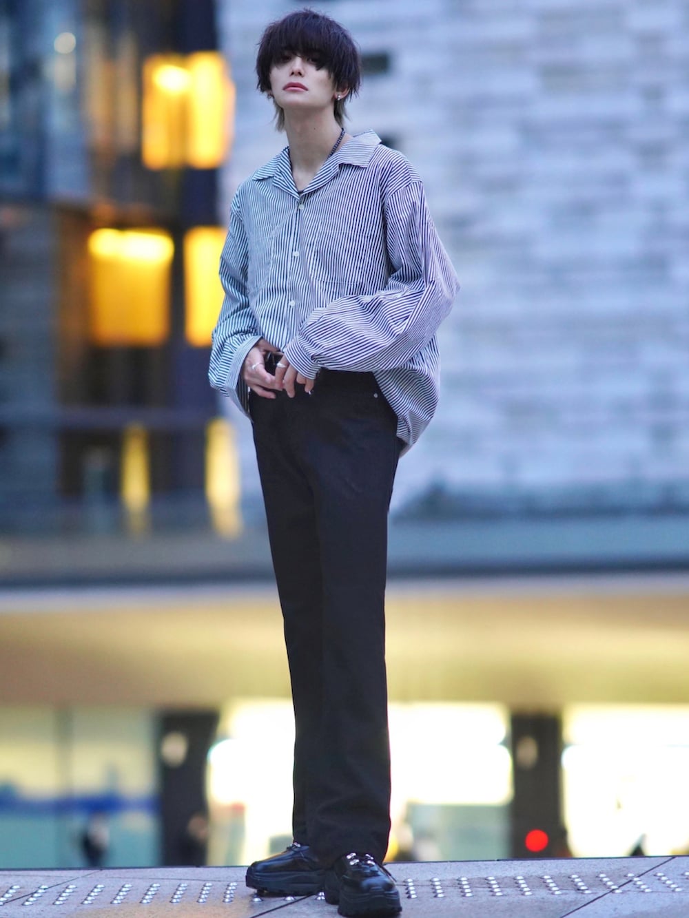 その他のシャツ/ブラウス、ブルー系のデニムパンツ、ブラック系のタンクトップを着用したメンズの秋コーディネートの4枚目の写真