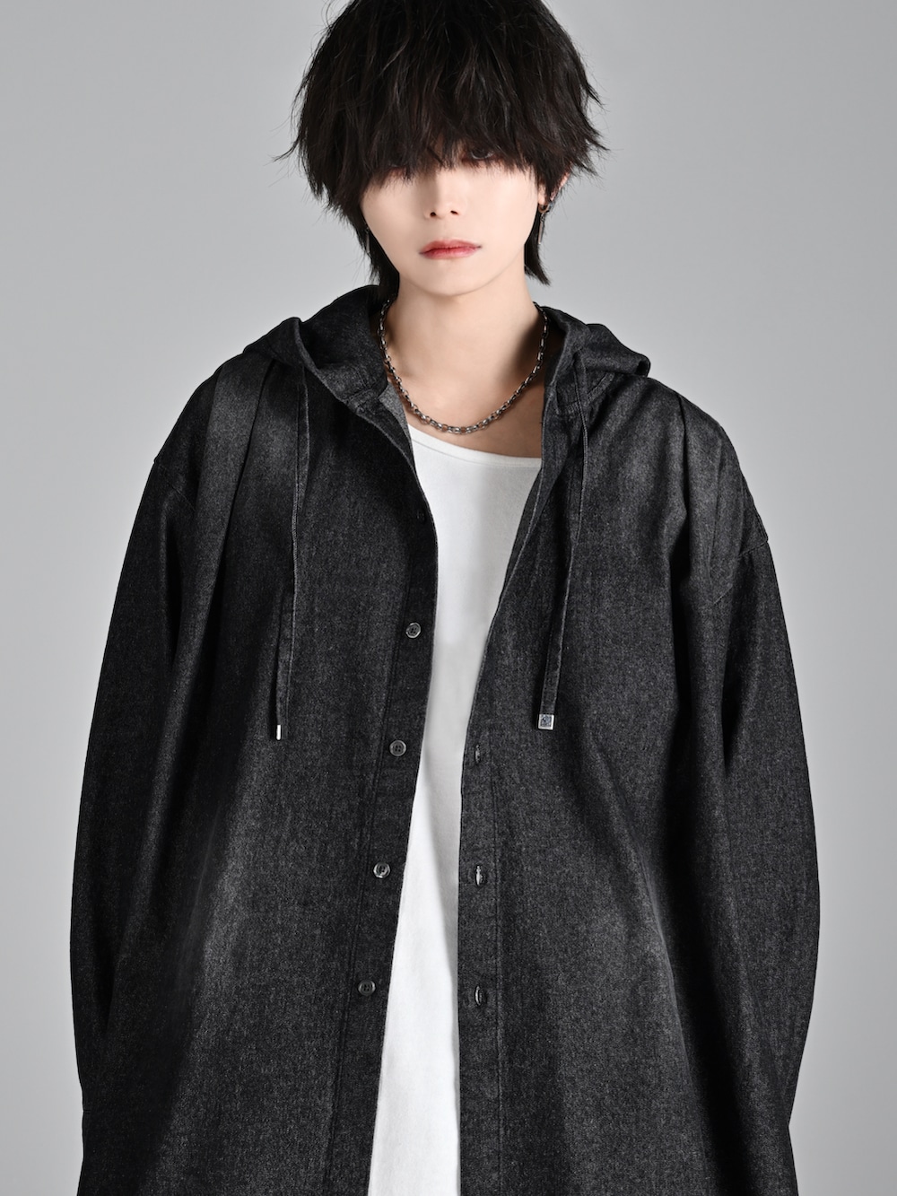 グレー系のタンクトップ、ブラック系のカーゴパンツ、ブラック系のショルダーバッグを着用したメンズの夏コーディネートの4枚目の写真