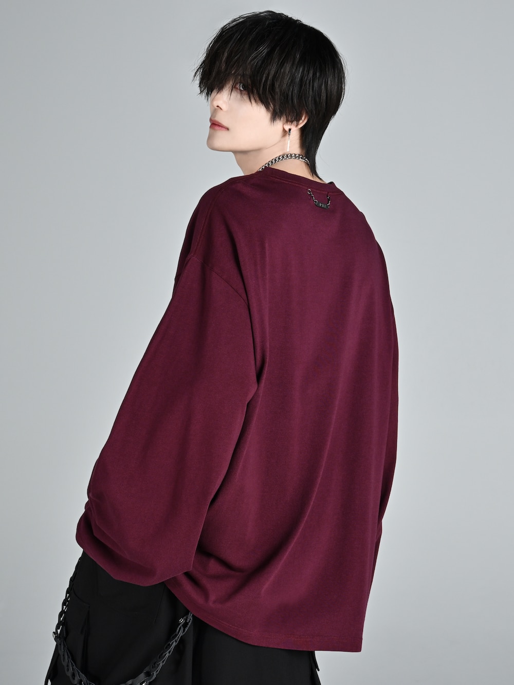 ブラック系のカーゴパンツ、レッド系のTシャツ/カットソー、ブラック系のウォレットチェーンを着用したメンズの秋コーディネートの4枚目の写真