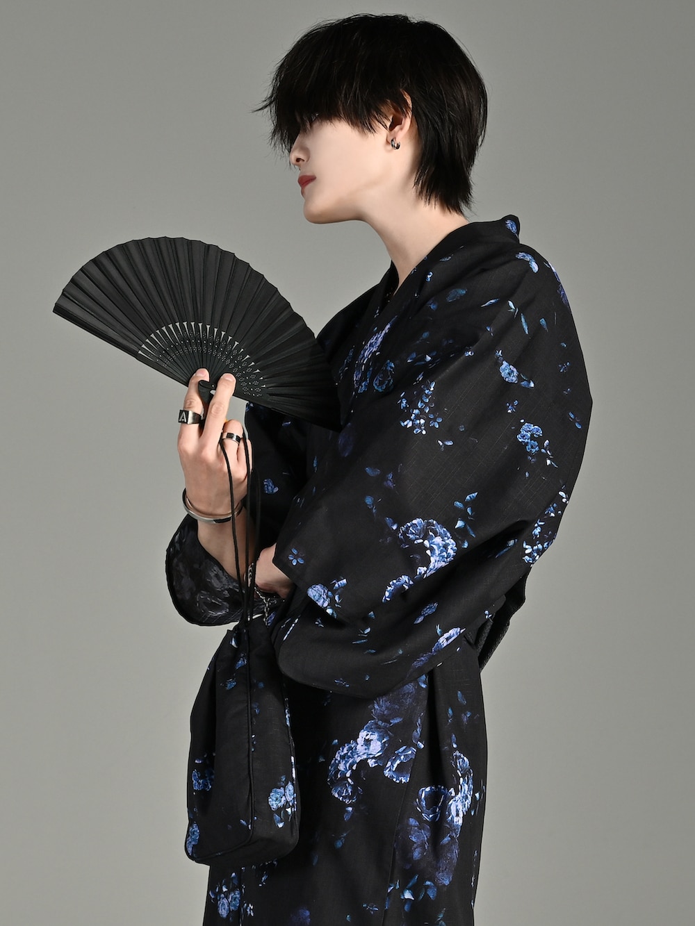 シルバー系のリング、シルバー系のピアス（両耳用）、シルバー系のバングル/リストバンドを着用したメンズの春コーディネートの3枚目の写真