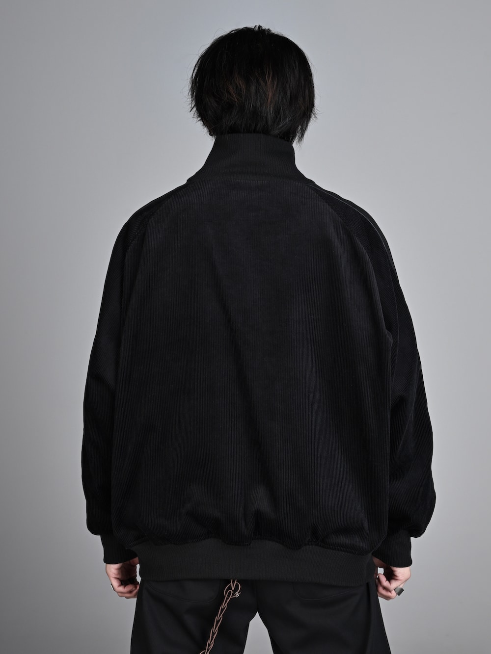 ブラック系のスラックス、ブラック系のブーツ、ブラック系のブルゾンを着用したメンズの秋コーディネートの4枚目の写真