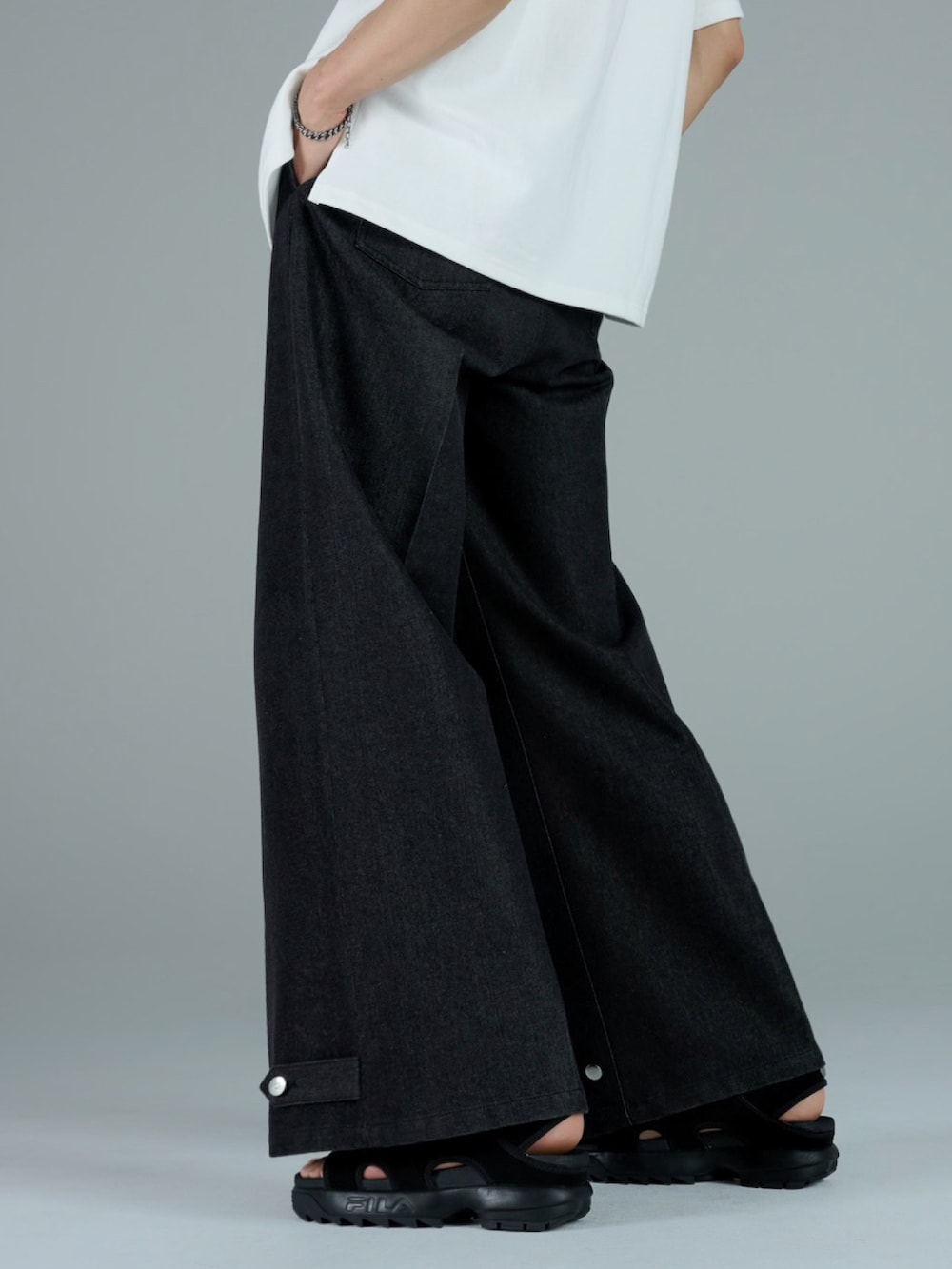 ホワイト系のシャツ/ブラウス、ブラック系のその他パンツ、ブラック系のサンダルを着用したメンズの夏コーディネートの3枚目の写真