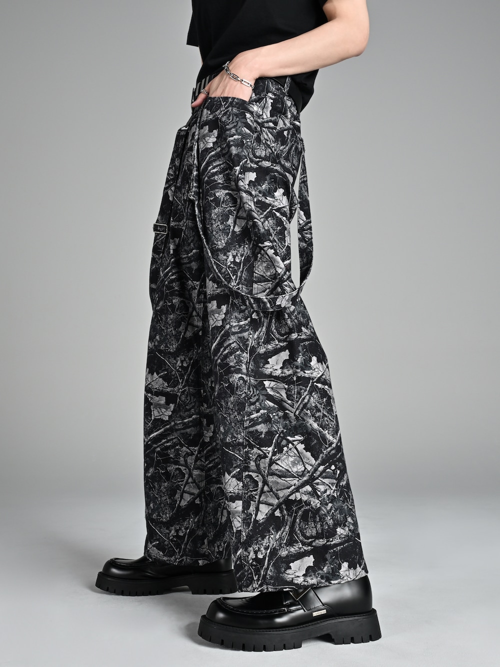 レッド系のタンクトップ、ブラック系のローファー、ブラック系のパーカーを着用したメンズの夏コーディネートの2枚目の写真