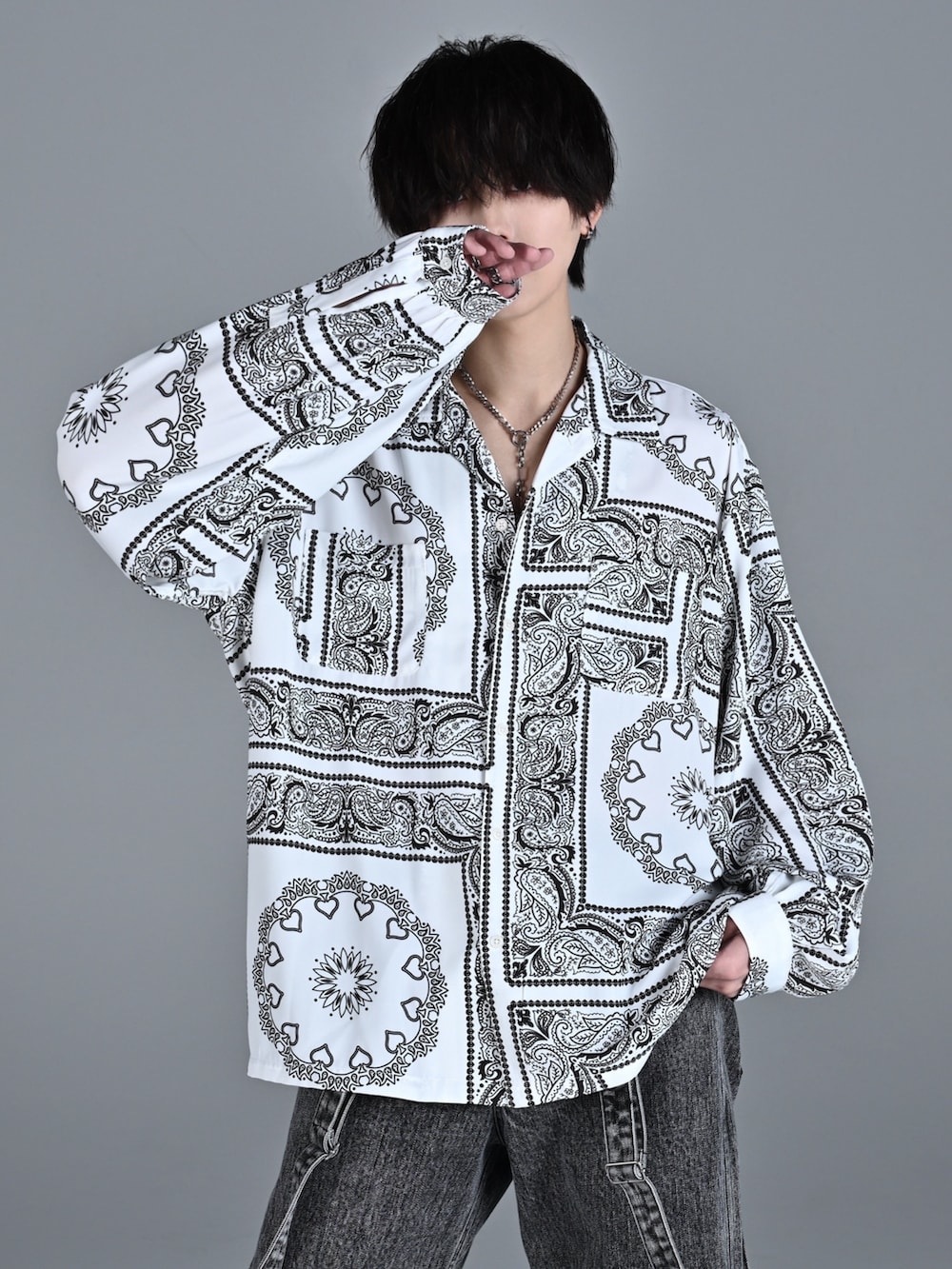 ホワイト系のシャツ/ブラウス、ブラック系のデニムパンツ、シルバー系のネックレスを着用したメンズの冬コーディネートの4枚目の写真