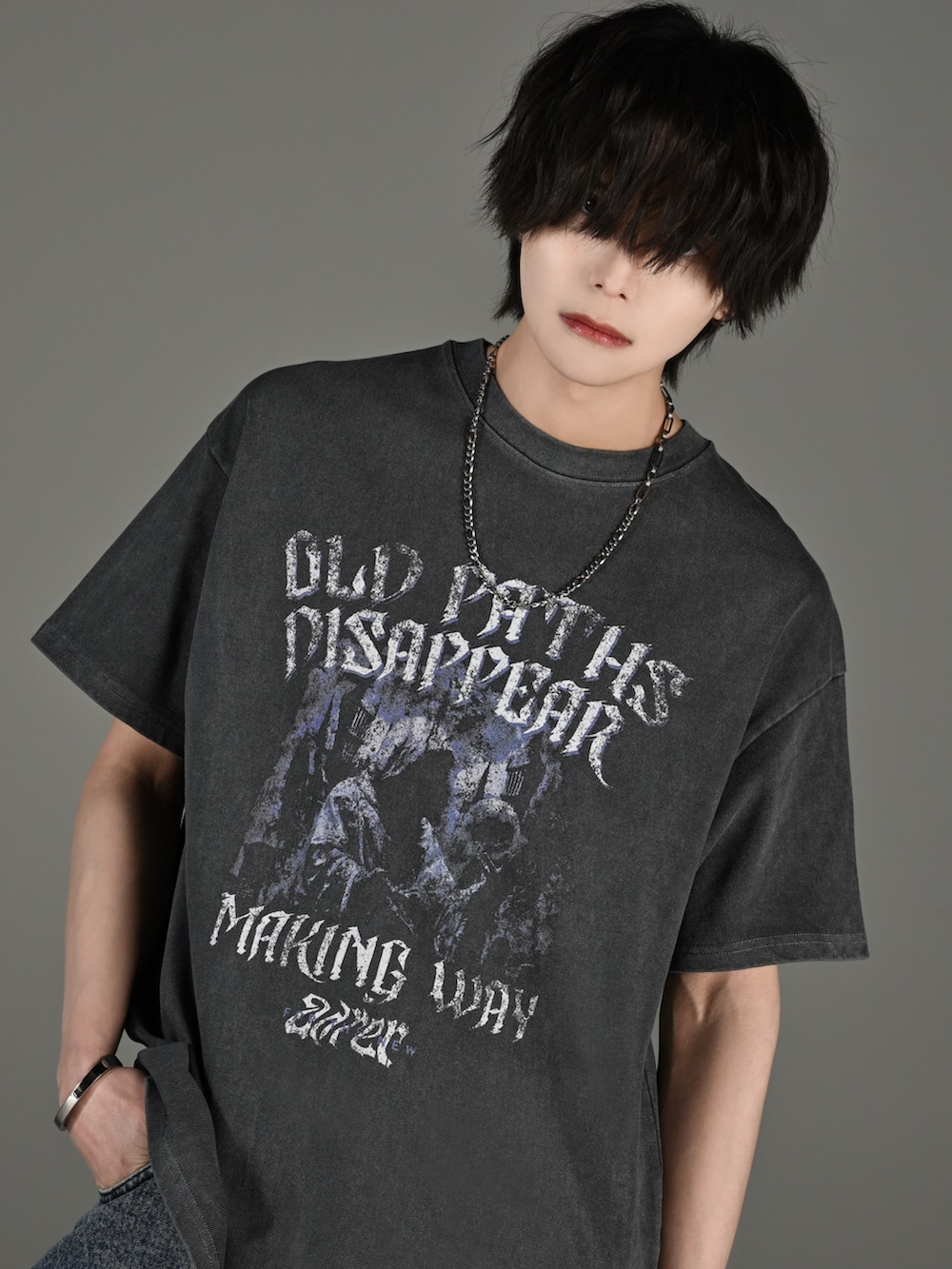 ブルー系のカーゴパンツ、ホワイト系のスニーカー、グレー系のTシャツ/カットソーを着用したメンズの春コーディネートの2枚目の写真