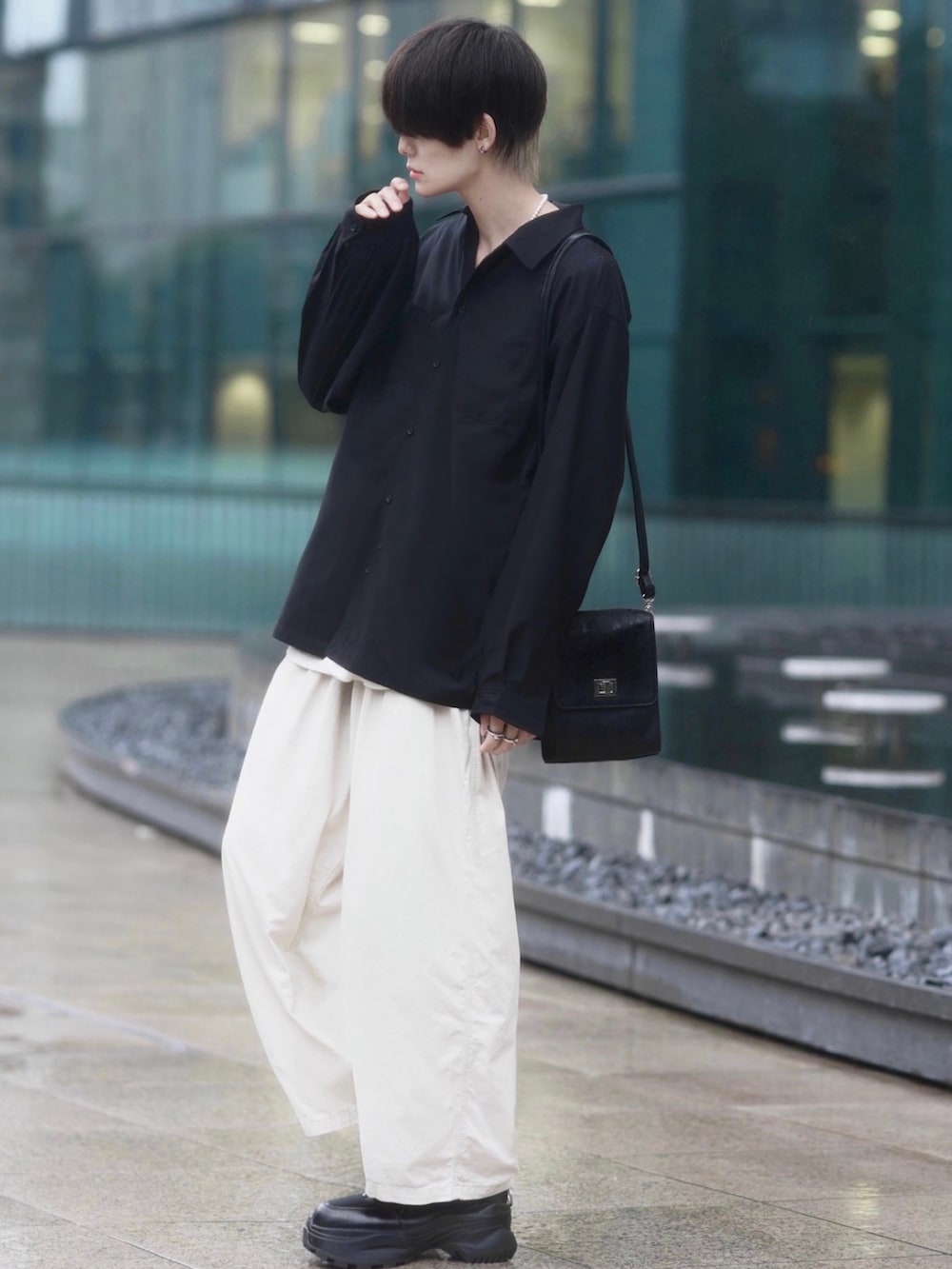 ブラック系のシャツ/ブラウス、ホワイト系のその他パンツ、ブラック系のスニーカーを着用したメンズの秋コーディネートの2枚目の写真