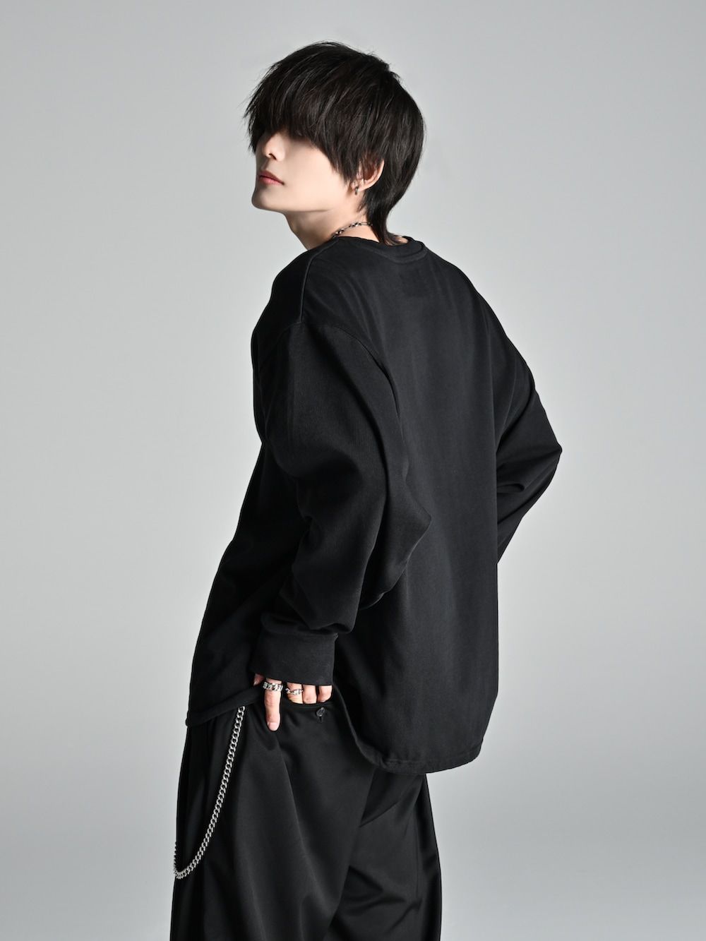 ブラック系のバッグ、ブラック系のスニーカー、ブラック系のTシャツ/カットソーを着用したメンズの秋コーディネートの4枚目の写真