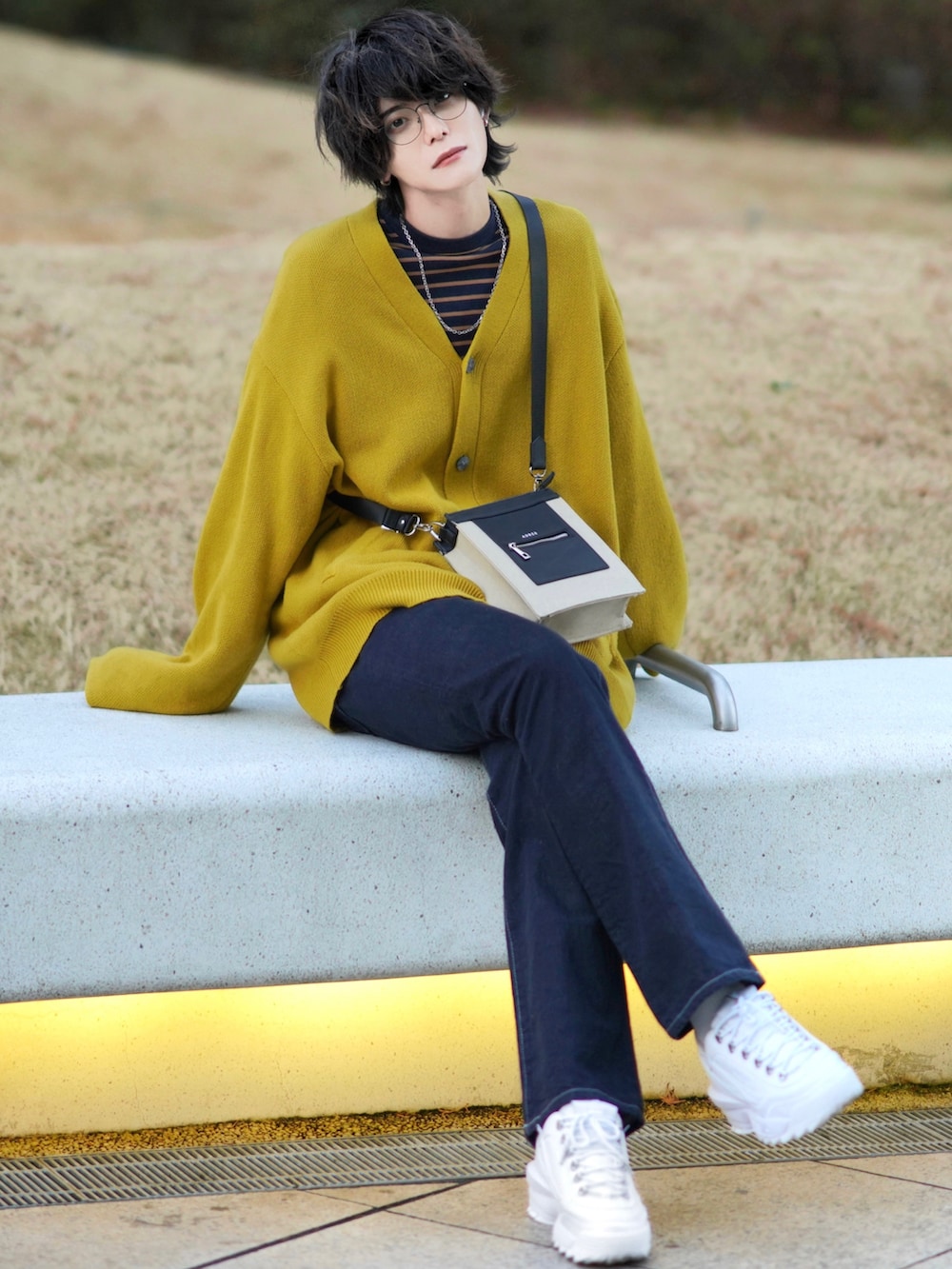 ブルー系のデニムパンツ、ブルー系のシャツ/ブラウス、イエロー系のカーディガン/ボレロを着用したメンズの秋コーディネートの5枚目の写真