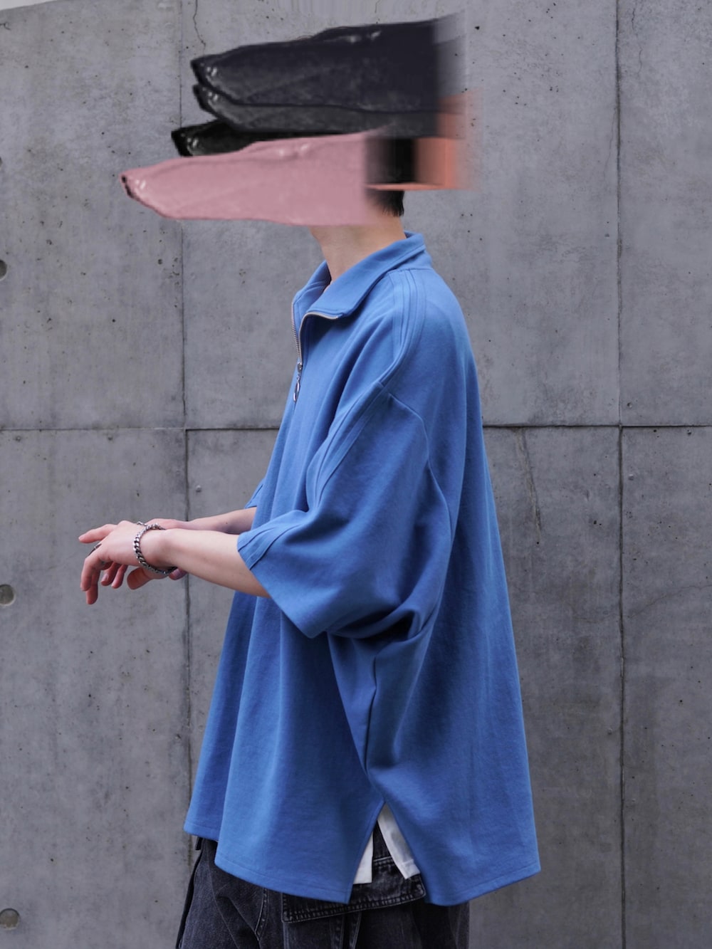 ブラック系のカーゴパンツ、ホワイト系のスニーカー、ブラック系のボディバッグ/ウエストポーチを着用したメンズの春コーディネートの3枚目の写真