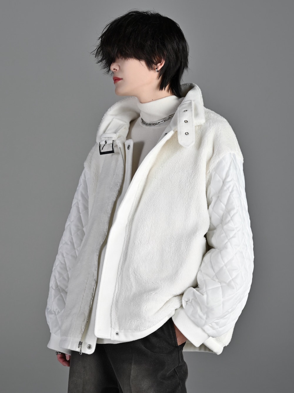 ブラック系のその他パンツ、ブラック系のブーツ、ホワイト系のブルゾンを着用したメンズの冬コーディネートの3枚目の写真