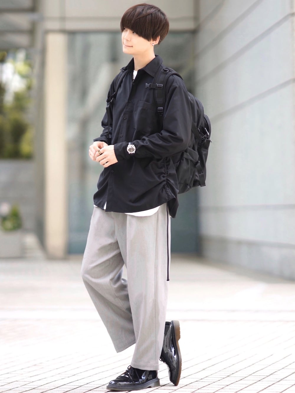 ブラック系のシャツ/ブラウス、ホワイト系のその他パンツ、ブラック系のスニーカーを着用したメンズの秋コーディネートの5枚目の写真