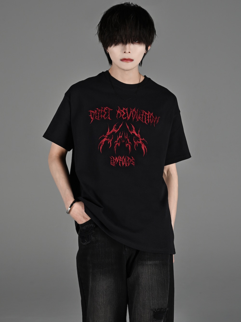 ブラック系のブーツ、ブラック系のショルダーバッグ、ブラック系のTシャツ/カットソーを着用したメンズの春コーディネートの2枚目の写真