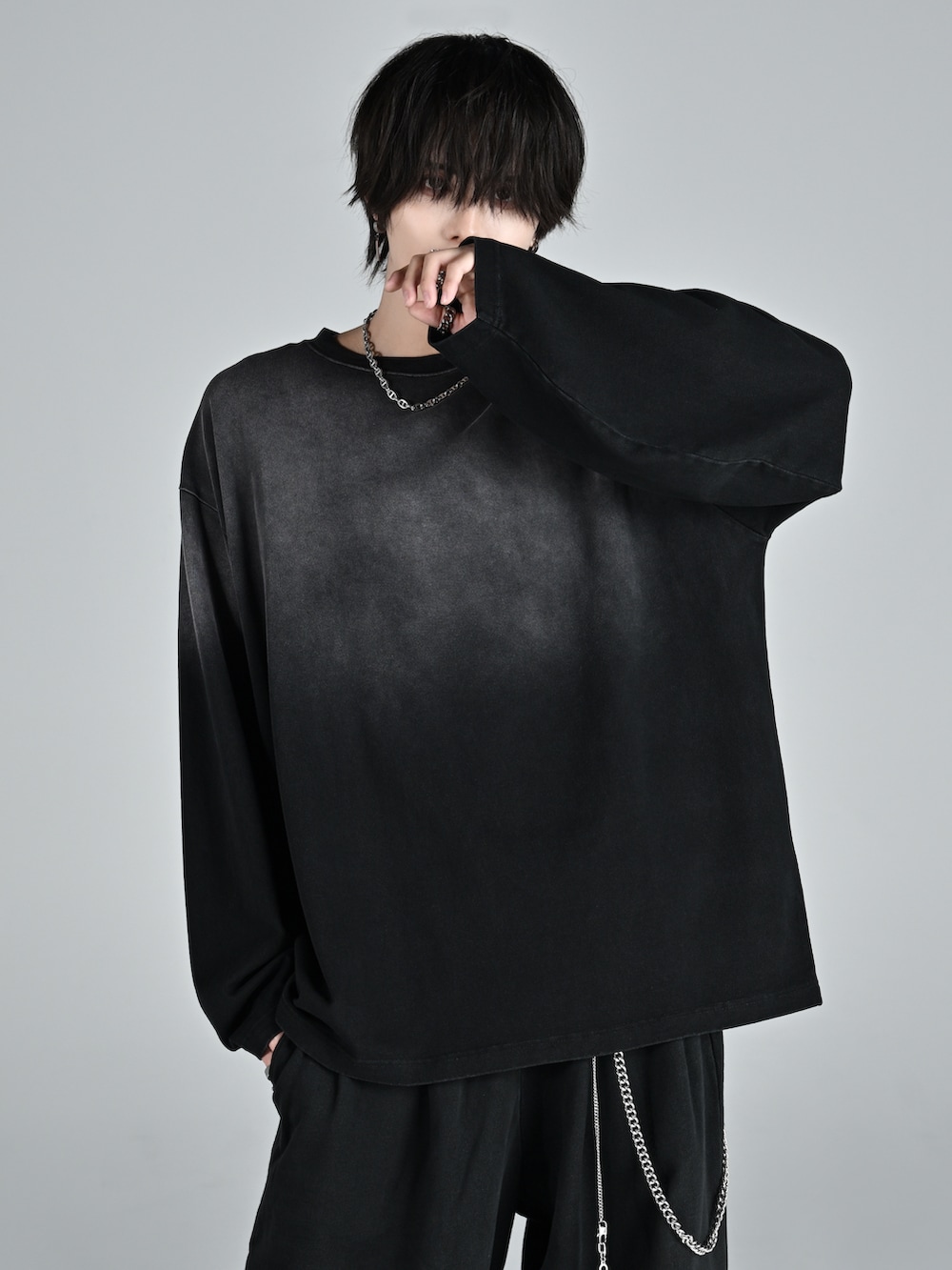 ベージュ系のブーツ、ブルー系のその他パンツ、グレー系のTシャツ/カットソーを着用したメンズの秋コーディネートの4枚目の写真